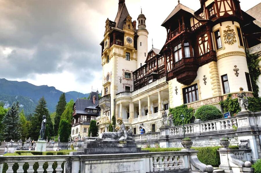 1-Day Guided Tour: Bucharest-Peles, Dracula Castle & Brasov - Guides, languages, and audio options