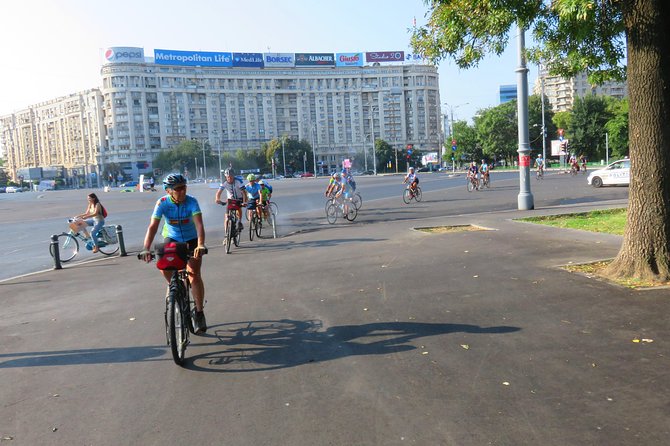 Bucarest à vélo - The Palace of Parliament closes the historical arc