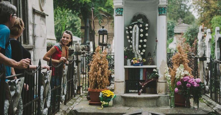 Bucharest: 3-Hour Dark History Tour with a Local - Bellu Cemetery, where tombs become storybooks