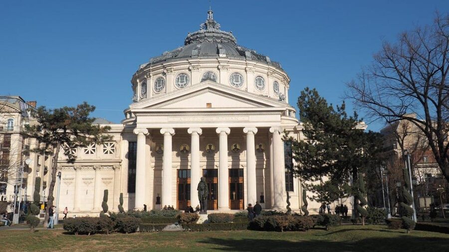 Bucharest city tour by car - The Arch of Triumph and northern Bucharest