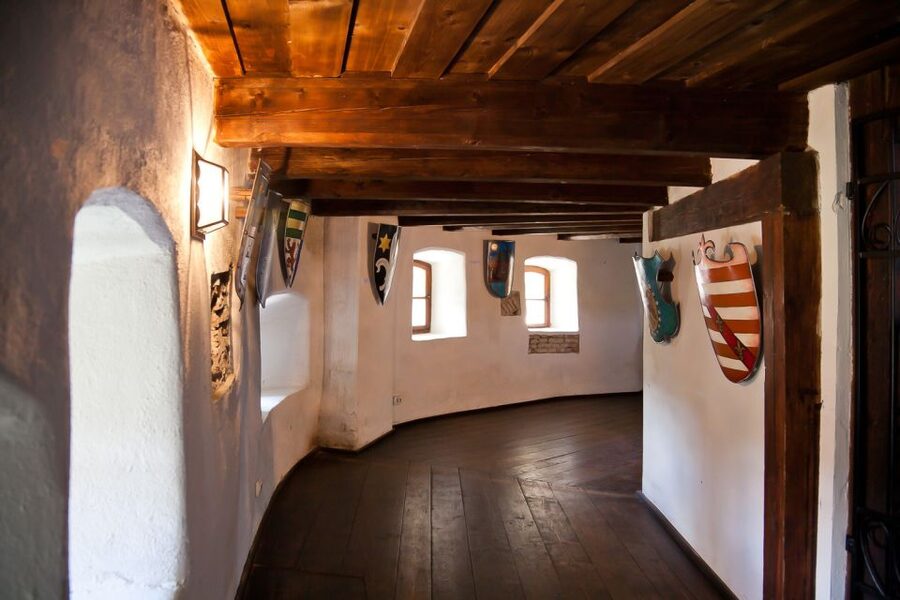 Bucharest: Day Trip to Dracula Castle, Peles Castle & Brașov - Brașov’s old center and Gothic landmarks