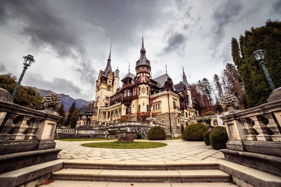 Bucharest: Dracula Castle, Peles Castle & Brasov Guided Tour - Guides make the largest difference