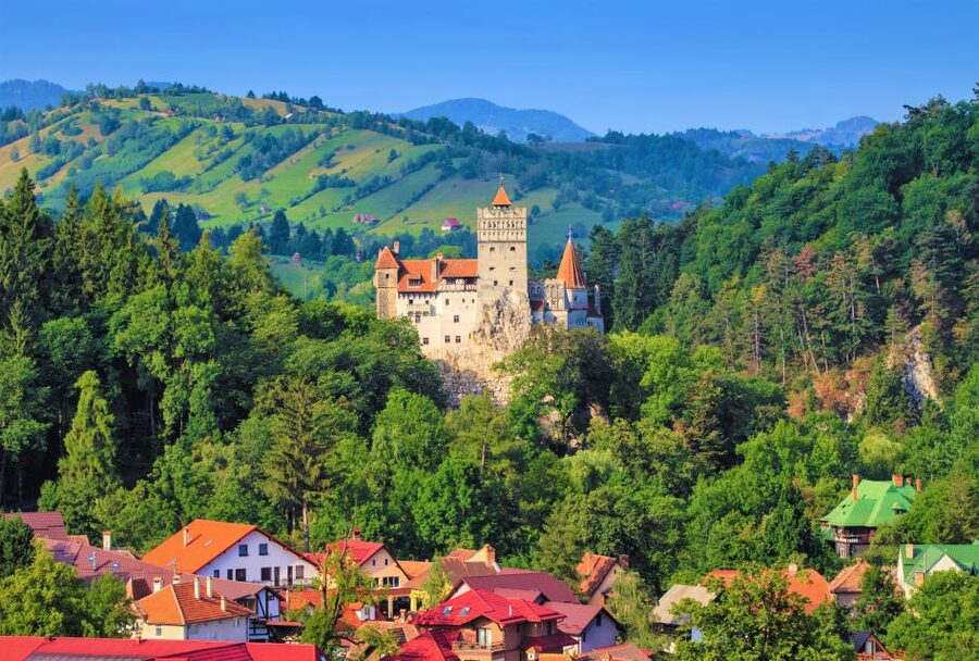 Bucharest: Dracula Castle, Peles Castle & Brasov Old Town - Peleș Castle and Sinaia’s mountain setting