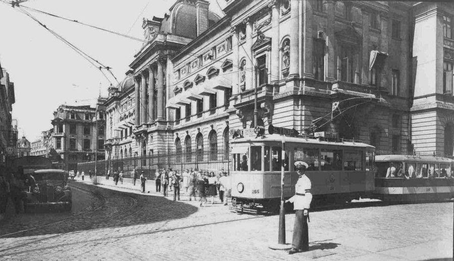 Bucharest: Half Day Bike Tour - Parliament Palace and the cost of grand plans