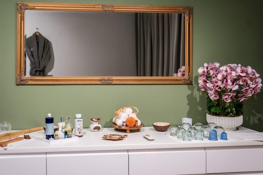Bucharest: Harmony Wellness Center Massage Treatments - The welcome, the room, and the small details
