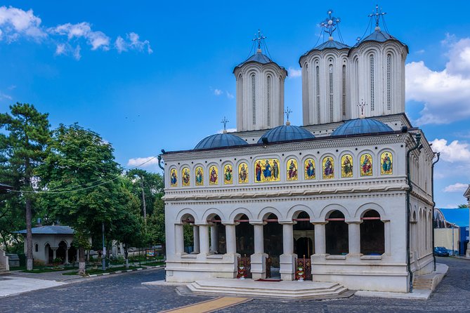 Bucharest Must See Walking Tour - Seeing the Palace of Parliament from outside