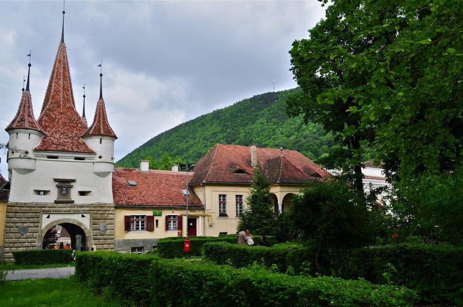 Bucharest: Peles Castle, Dracula's Castle and Brasov Tour - Brașov’s medieval center in 2.5 hours