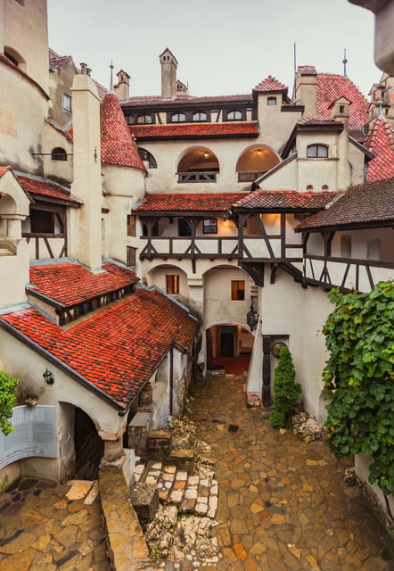 Bucharest: Peles & Dracula's Castle and Brasov Full-Day Trip - Brașov old town and a short walk through history