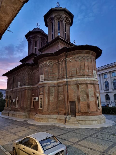 Bucharest: private and exclusive Italian walking tour - The National Bank and Villacrosse Passage