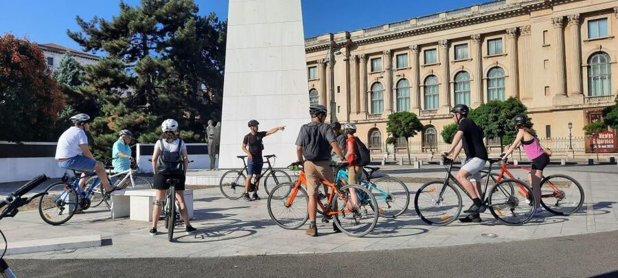 Bucharest Sightseeing Tour - The return along Victoria Boulevard