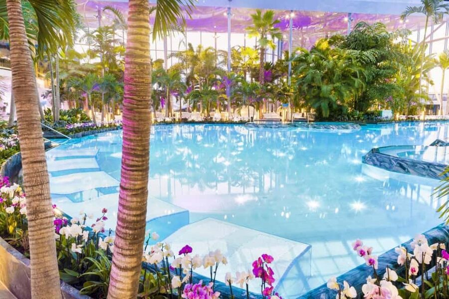 Bucuresti: Bucuresti Therme Transfer and Full-Day Access - Entering Galaxy for slides and water attractions