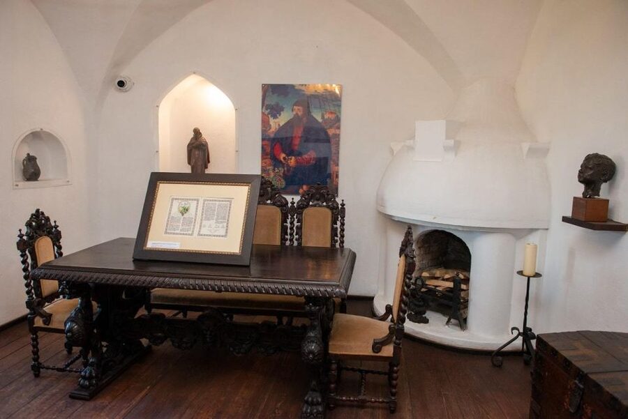 From Bucharest: Brasov Peles & Dracula's Castle Day Tour - Small details that make the day easier