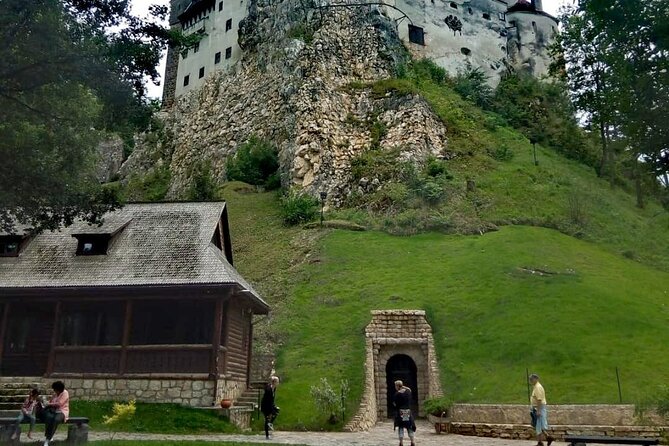 Libearty Bear Sanctuary and Dracula's Castle - Day Tour from Bucharest - Small group comfort and guide quality