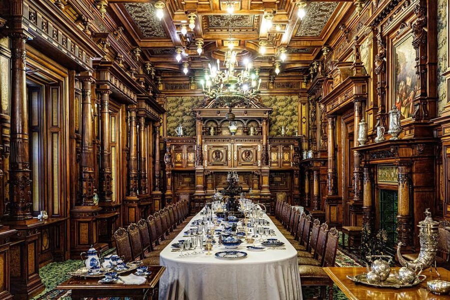 Minivan 8 Places : Dracula Castle, Peles, & Brasov Day Tour - Bran Castle and the Dracula question