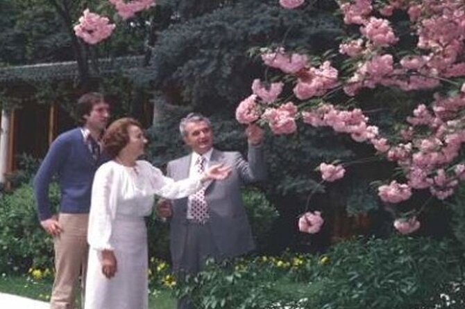 Private Tour -The Last Day of Nicolae Ceaușescu in a Romanian Car - Visiting Palatul Primăverii