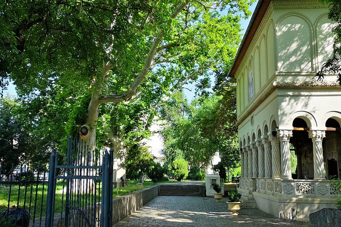 Unhealthy Food Tour of Bucharest – 4 hours - Finishing with papanasi near Cismigiu Park